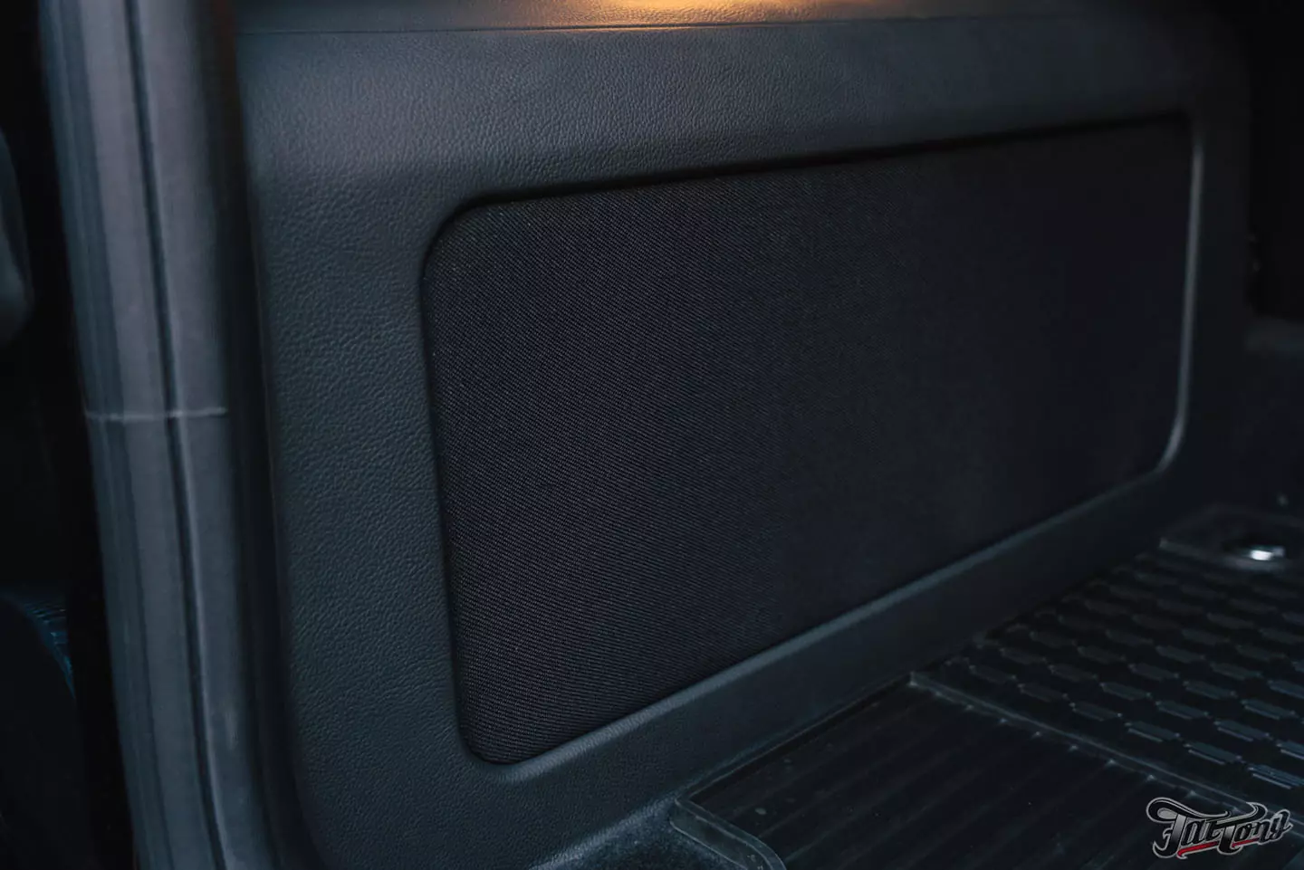 Побортная стереосистема с двумя усилителями на Mercedes G-class. Карбон в салоне. Полировка и керамика кузова, оклейка лобового стекла